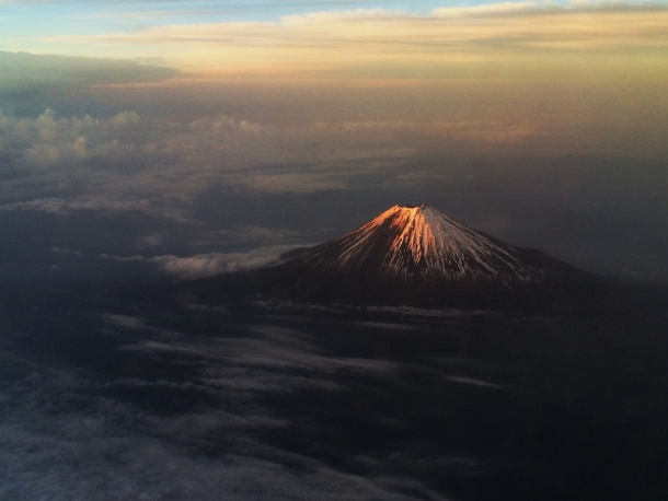 http://photorator.com/photos/images/a-beautiful-dawn-on-mount-fuji-from-ft-photo-by-zeroraptor-42166.jpg