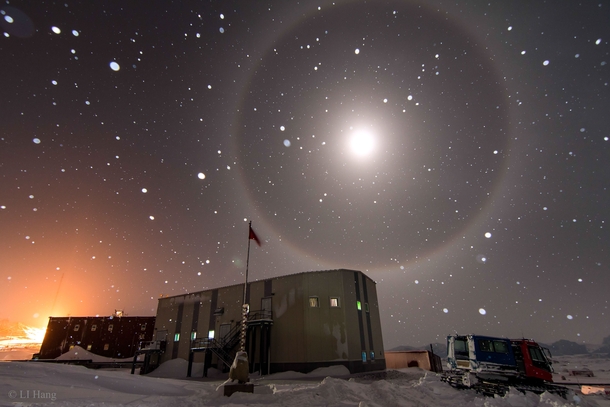 A blue moon halo over Antarctica  LI Hang