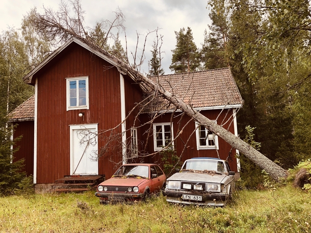 Abandoned cars keeping the old house company Grdsj Sweden