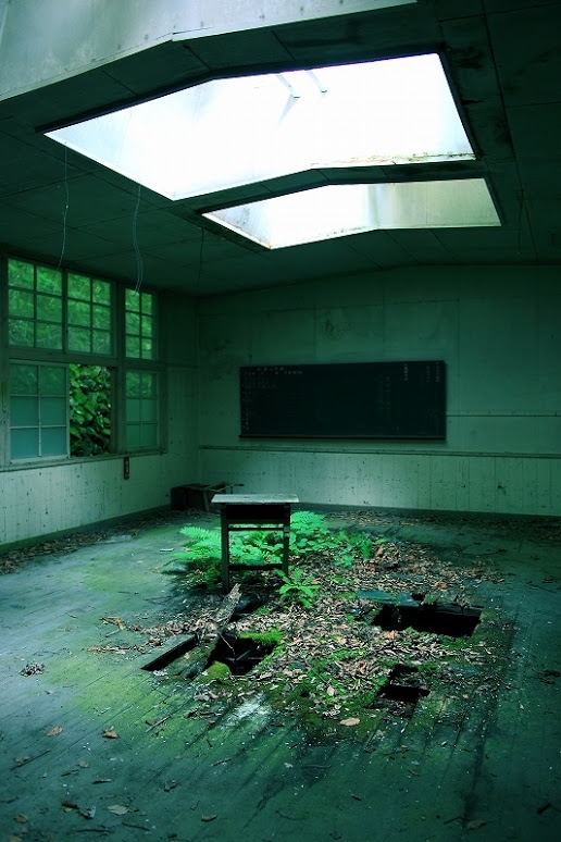 Abandoned classroom somewhere in Japan 