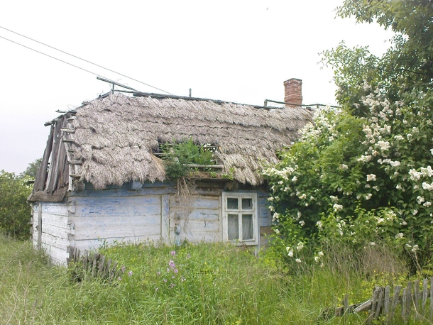 abandoned country cottage in Jastrzbia Poland 