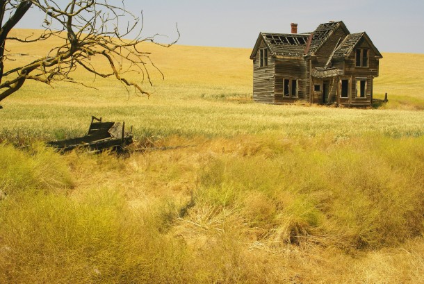 Abandoned farm house near The Dalles Oregon 