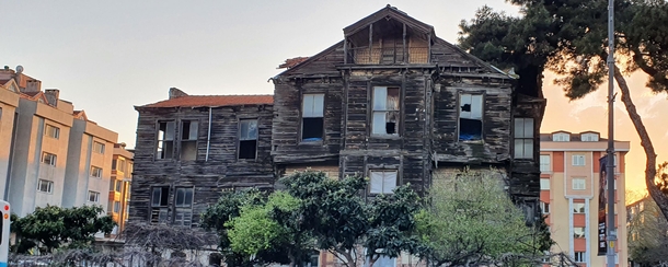Abandoned house in a neighbourhood of Istanbul