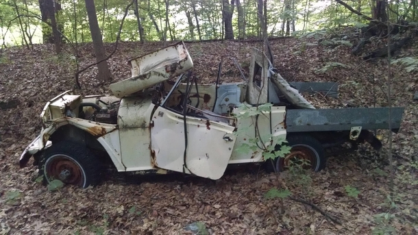 Abandoned Jeep found in the woods of New York 
