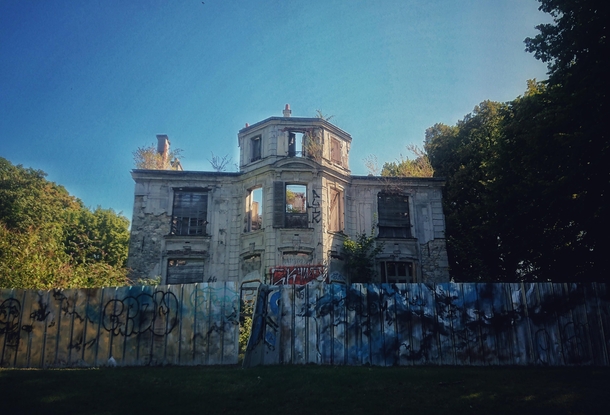Abandoned Mansion next to Paris exploration video in comments 