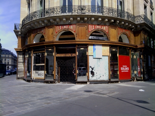 Abandoned shop somewhere in Paris 