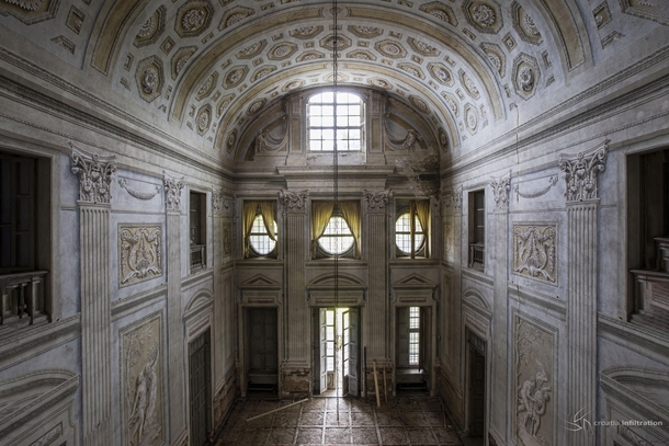 Abandoned villa in Italy 