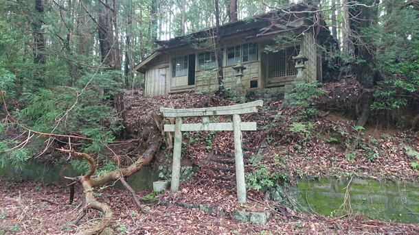 Abandoned village and elementary school There is a shrine in the school grounds Super mysterious