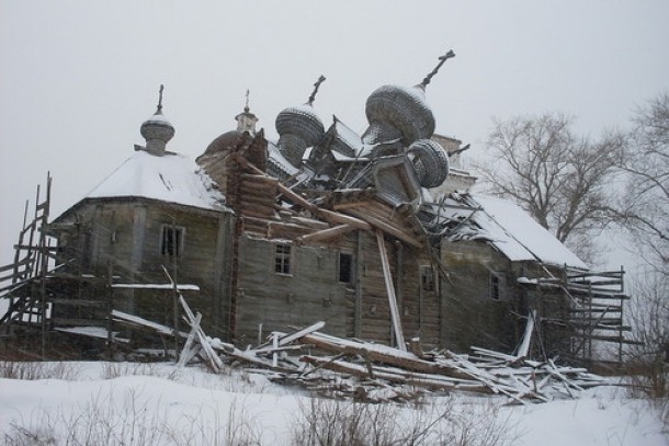 abandoned-wooden-church-in-ruins-in-volo