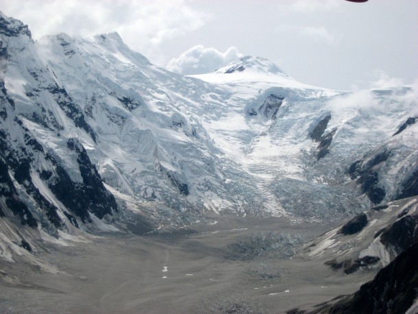 Alaskan Range Glacier x-post from rEarthporn 