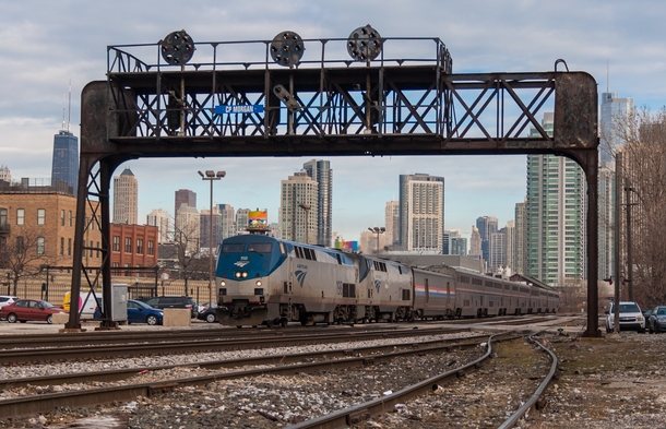 Amtraks westbound Empire Builder rolls out of Chicago 