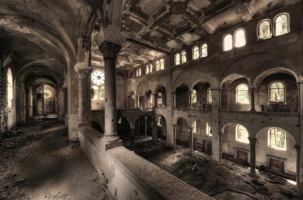An abandoned cathedral by Niki Feijen 