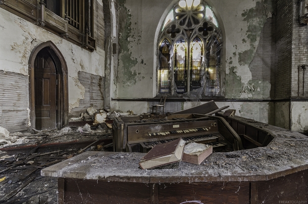 An organ in an abandoned church in Buffalo NY OC X