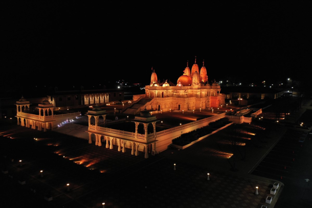 BAPS Shri Swaminarayan Mandir Atlanta USA is the largest Hndu temple of its kind outside of India It was constructed in accordance with ancient Hindu architectural scripture and was opened in 