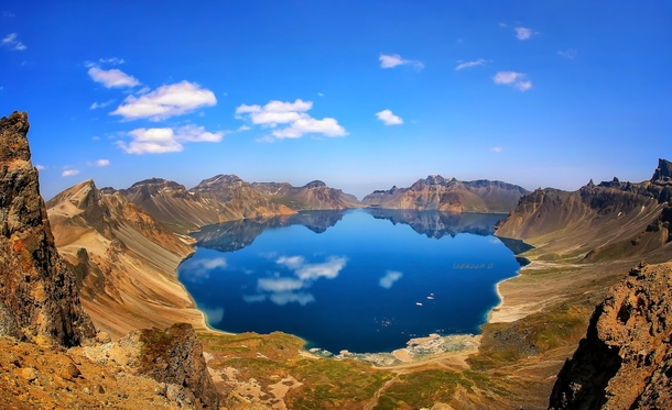 Beakdu Mountain is an active volcano on the border between North Korea and China At  m  ft It is also the highest mountain on the Korean Peninsula and in northeastern China There is a large crater lake called Heaven Lakein the caldera atop the mountain wr