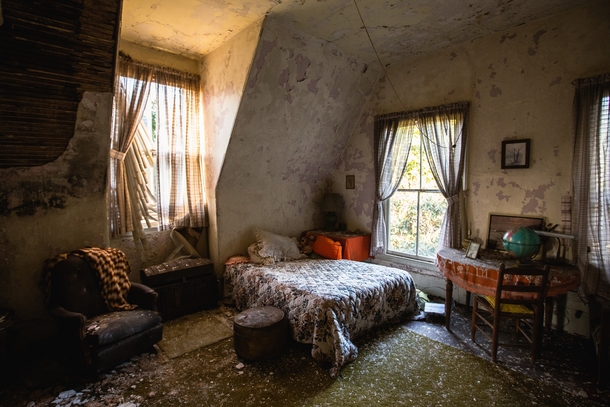Bedroom in a Mississippi Home Untouched Since its Abandonment 