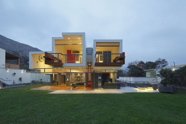 Cantilevered Home in La Planicie Lima by Longhi Architects 