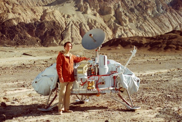 Carl Sagan with model of Viking Lander 