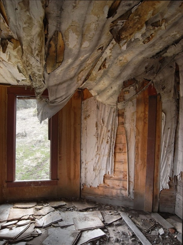 central oregon abandoned homestead interior 