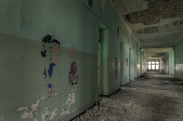 Charlie Brown and Lucy are slowly fading away with time in this once abandoned psychiatric hospital OC X