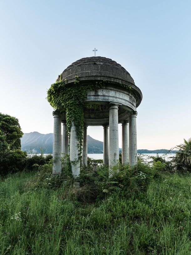 Classical garden temple located on an abandoned  million euros property 