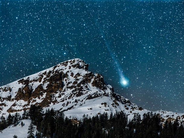 Comet Lovejoy setting over Brokeoff Mountain through a telephoto lens last January 