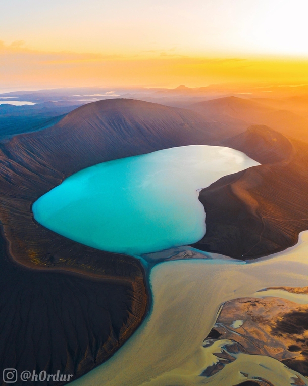 Crater lake meets a glacial river in the Icelandic Highlands  - Instagram hrdur