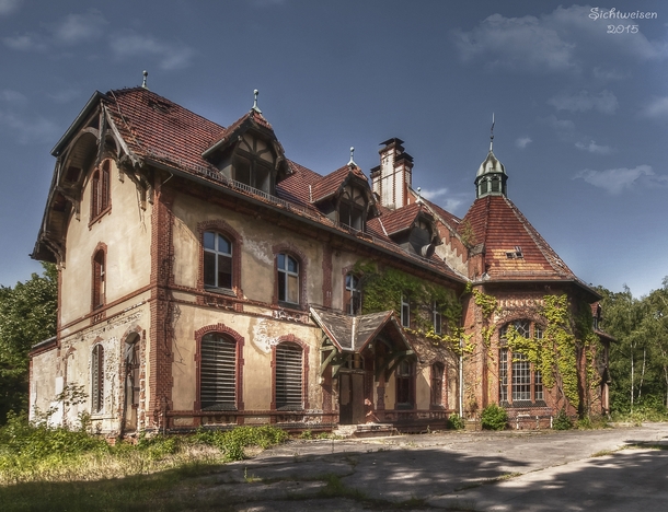 Dilapidated Summer Inn Photo by Sichtweisen_CB 