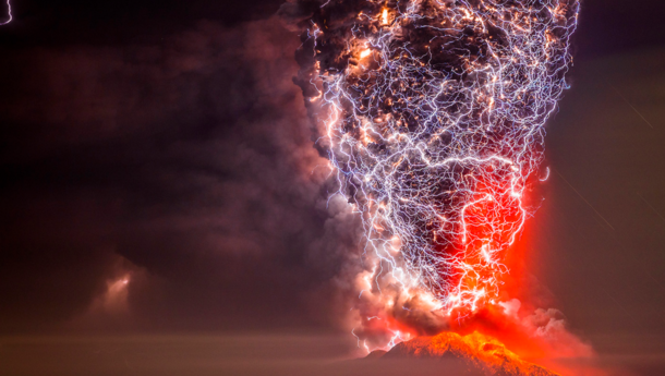 Dry lightning within a soot cloud during an volcanic eruption in Chile