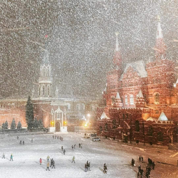 Falling snow in the Red Sqaure