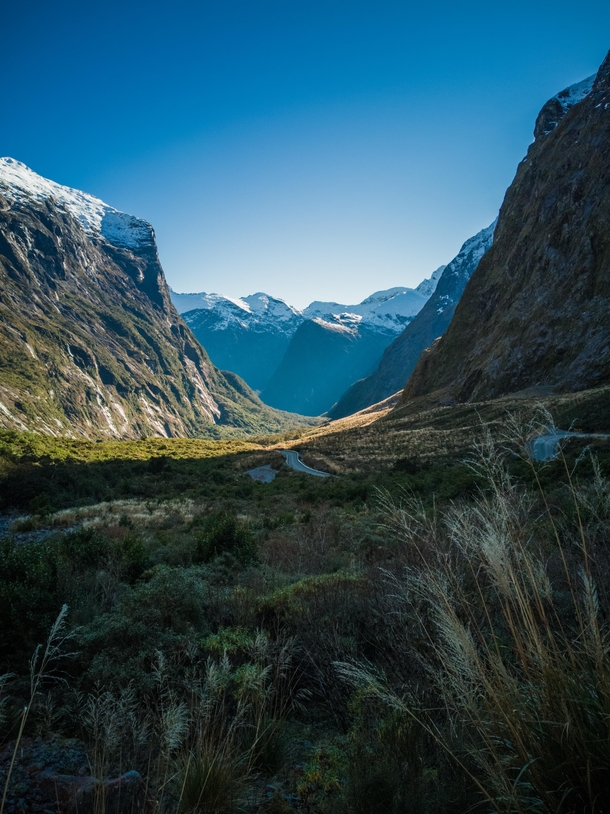 Fiordland Nationalpark right after passing Homer Tunnel This view was so unexpected the first time driving through Fiordland- 