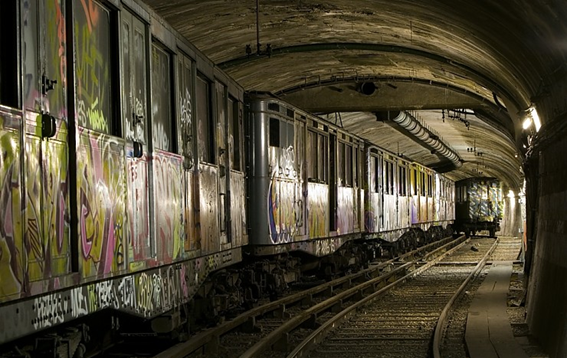 Forgotten beneath Paris - abandoned subway cars 