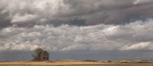 Found this abandoned house with the car beside it in Saskatchewan months ago Saw the forecast was stormy so I drove the hour to go find it again 