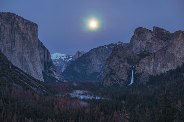 Full moon rising over Tunnel View at Yosemite Valley 