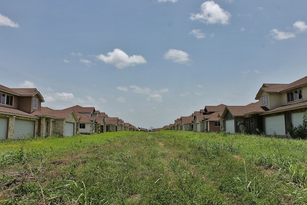 House Hunting in an Abandoned Texas Neighborhood 