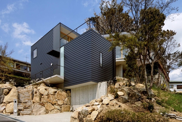 House over steep rocky site with main space on upper floor open to large wooden roof deck in Hyogo Japan by Shogo Aratani Architect Photo Yutaka Kinumaki 