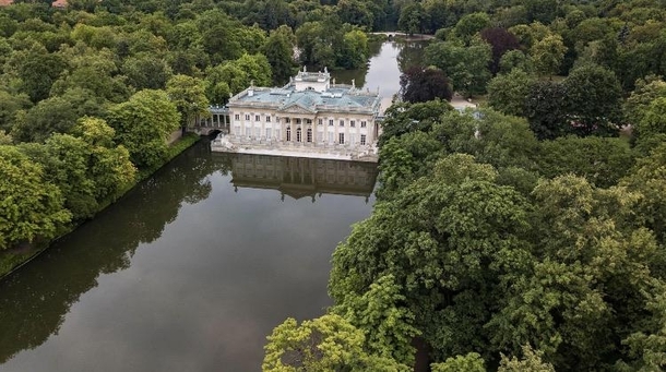 I dont know if thats acceptable in this group but this is the Royal Baths park in the city of Warsaw Poland
