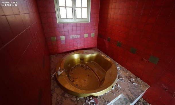 I found a golden Jacuzzi in an abandoned palace Spain