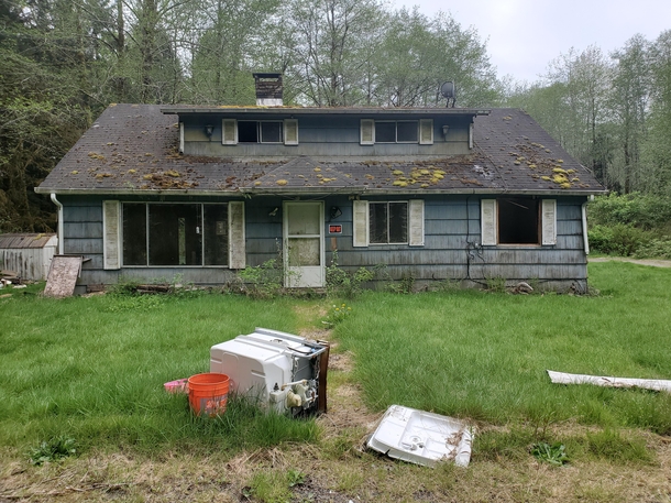 It was a simple -floor  or  BR house located just north of Forks WA I stayed for  minutes or so imagining all the drama amp history that had occurred in the house It was a simple little place about  Sq ft Its not as exciting as most of the posts on here b