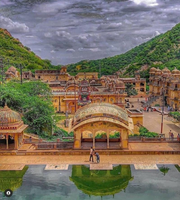JAIPUR Heritage city of India Its famous in world for their wonderful palaces proudful history and many of beautiful tourist places
