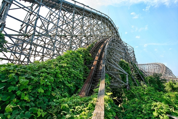 Kudzu taking over the old roller coaster at Nara Dreamland Japan Photo by Sesyjni Mordercy 