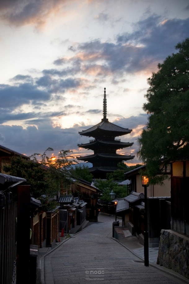 Kyotos traditional Higashiyama District at sunset 
