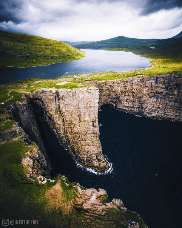Lake Srvgsvatn in Faroe Island gives us a confused perspective  - Instagram intothefab