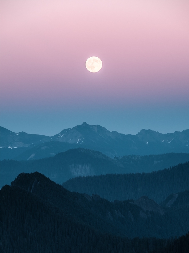 Moonrise over the Washington Cascades 