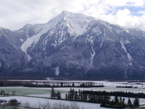 Mt Cheam and the Fraser Valley the day after a light snow storm British Columbia  X-post from rTrueNorthPictures