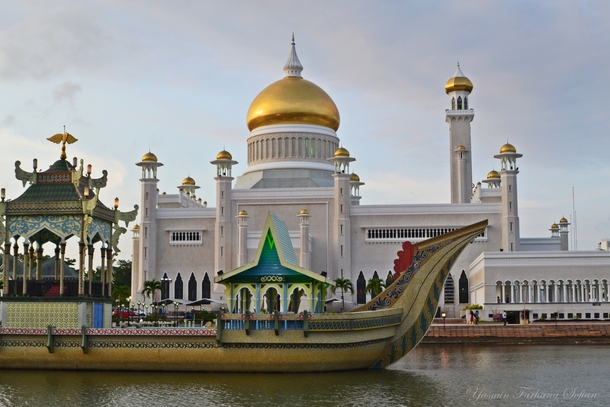 Omar Ali Saifuddien Mosque Bandar Seri Begawan 