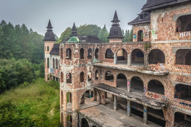 Only apalice Castle was built in and its not even technically a castle The grand building was originally built as a studio for artist Piotr Kazimierczak which for some reason needed a swimming pool ballroom ramparts and a dozen towers apalice Castle Polan