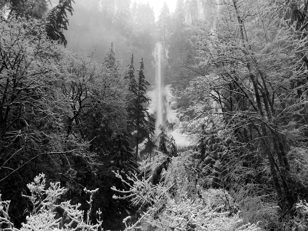 Oregons Multnomah Falls partially frozen in winter 