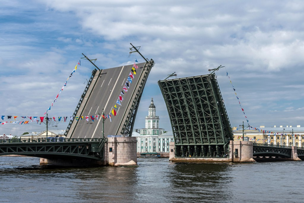 Palace Bridge spans the Neva River in Saint Petersburg was built by the French firm Socit de Construction des Batignolles between  and 