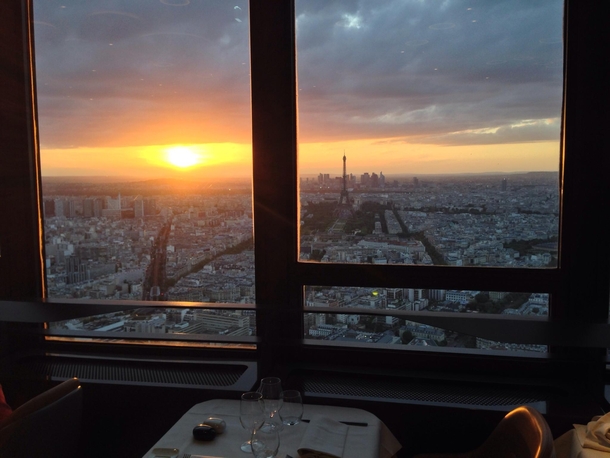 Paris restaurant with a view 